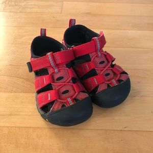 Keen sandals size 7 toddler